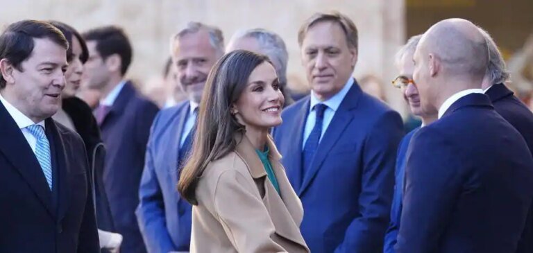La reine Letizia répète avec le look camel et vert le plus flatteur