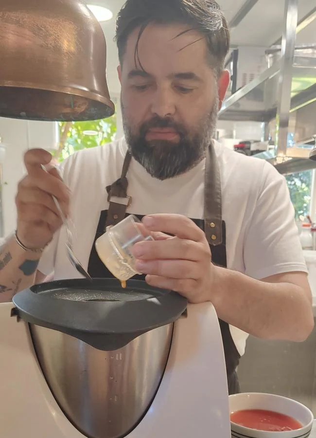 Le chef Juanlu Fdez en train de préparer son gaspacho chez Chez Lumière. /AFL