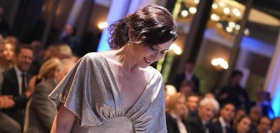 Isabel Díaz Ayuso s'habille : on sait d'où vient la spectaculaire robe dorée qu'elle portait lors d'une cérémonie de remise de prix