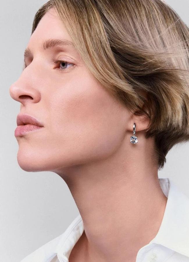 Suspendu avec des bijoux Suárez. (270 euros).