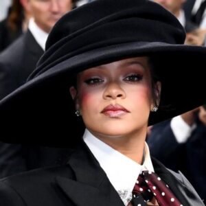 Rihanna revient au Met Gala 2025 enceinte et avec un look extravagant total de Marc Jacobs