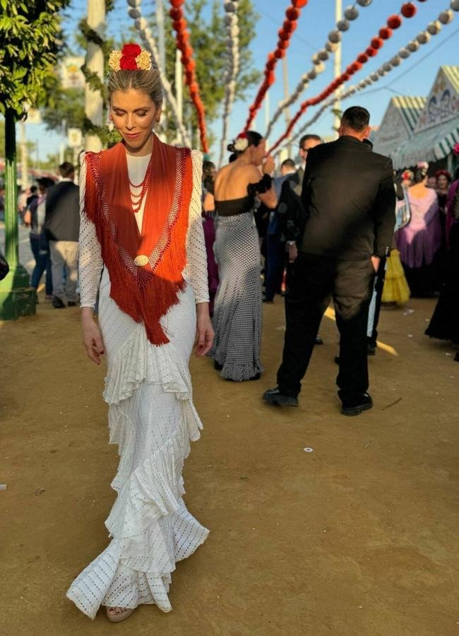 Manuela Villena avec une robe de flamenco blanche. / Instagram
