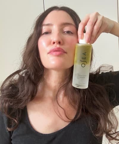 Nina avec le nettoyant des vagues océaniques