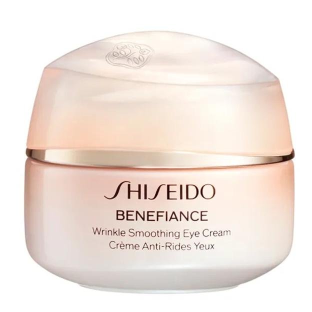 Bénéficiaire en ride à la crème pour les yeux de Shiseido.