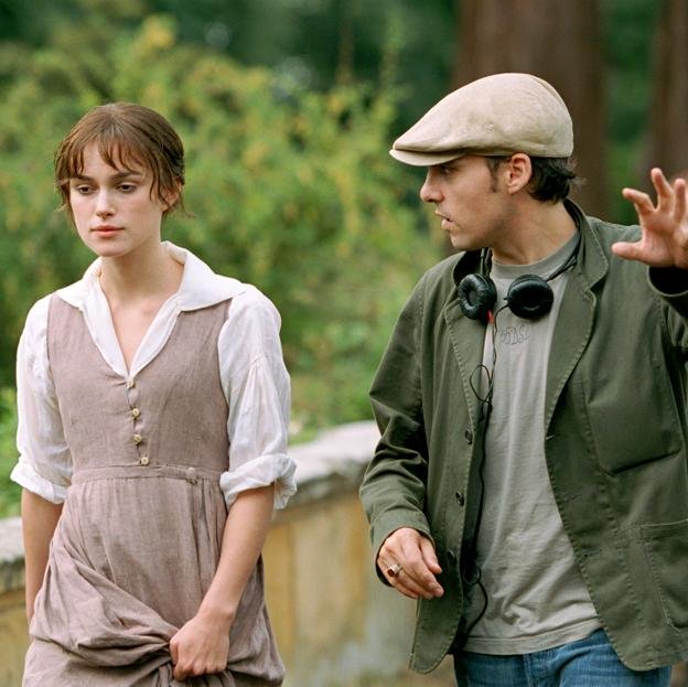 Keira Knightley avec Joe Wright dans un moment de tournage de la fierté et des préjugés.