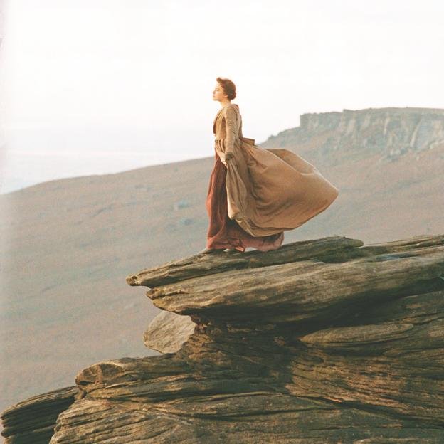 Keira Knightley en tant qu'Elizabet Bennet dans une image de fierté et de préjugés, l'adaptation qui a 20 ans.
