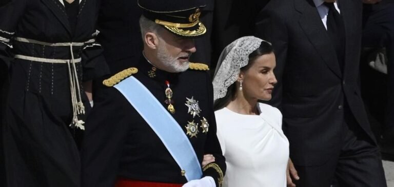 La reine Letizia exerce son « privilège blanc » à la masse de départ du pape Leo XIV