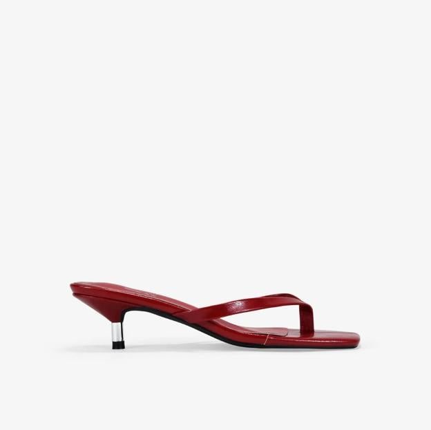Sandales à talons rouges avec bande de doigt (27,95 €)