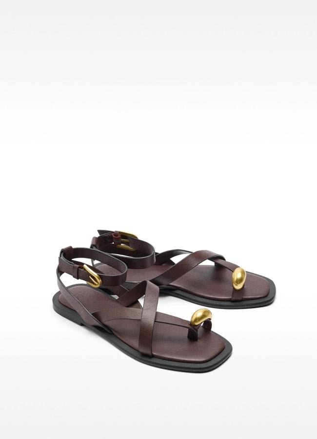 Sandales rembourrées avec des détails métalliques à Dorado de Parfois.