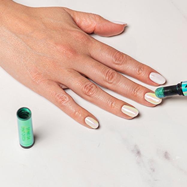 Appliquer le stylo magique de Deliplus sur les ongles.