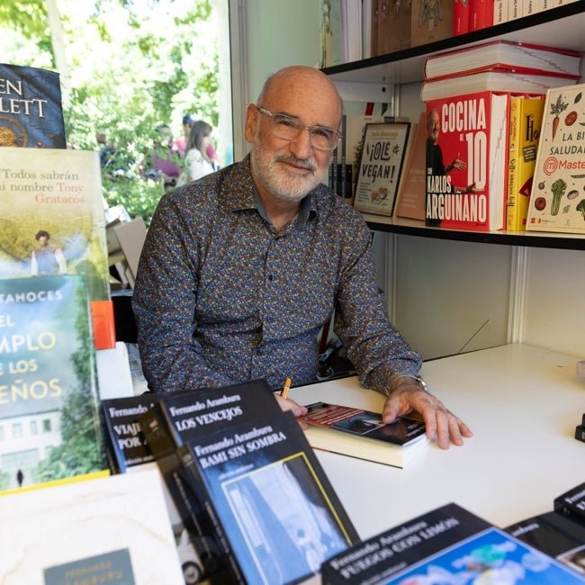 Fernando Aramburu signer des copies l'année dernière au Madrid Book Fair.