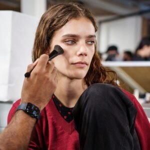 Un maquilleur raconte comment choisir le maquillage en fonction de votre sous-tone en cuir