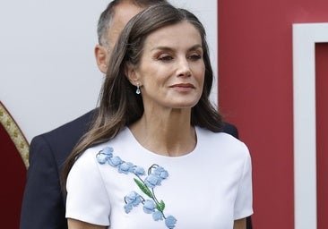 La reine Letizia sauve sa robe la plus flatteuse et la plus élégante Carolina Herrera le jour des Forces armées