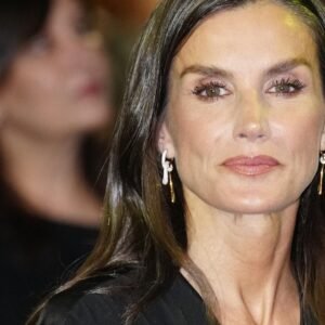 La reine Letizia transforme un singe noir de base avec les plus élégants dans les pentes d’Espagne