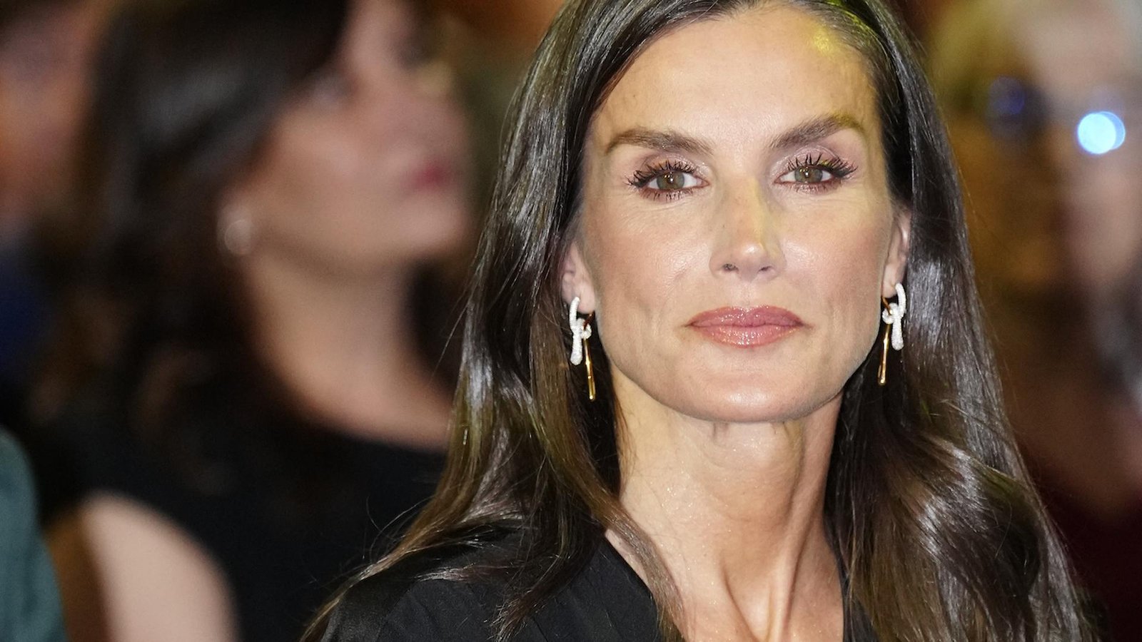 La reine Letizia transforme un singe noir de base avec les plus élégants dans les pentes d'Espagne