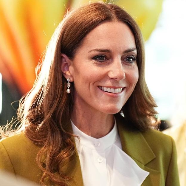 Kate Middleton Squanders Style avec un costume Victoria Beckham et des pentes de perles à Londres