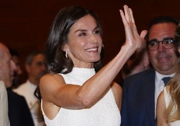 La reine Letizia réapparaît magnifique avec un nouveau look: il est présenté à une robe blanche, midi et texture