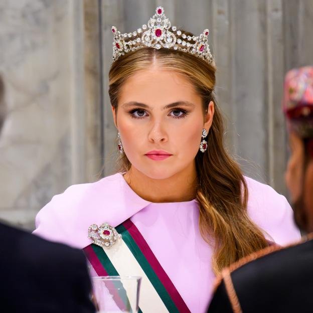 Le dernier look du gala d'Amalia en Hollande est le plus spectaculaire à ce jour: vêtu de cape et d'une diadème historique de rubis et de diamants