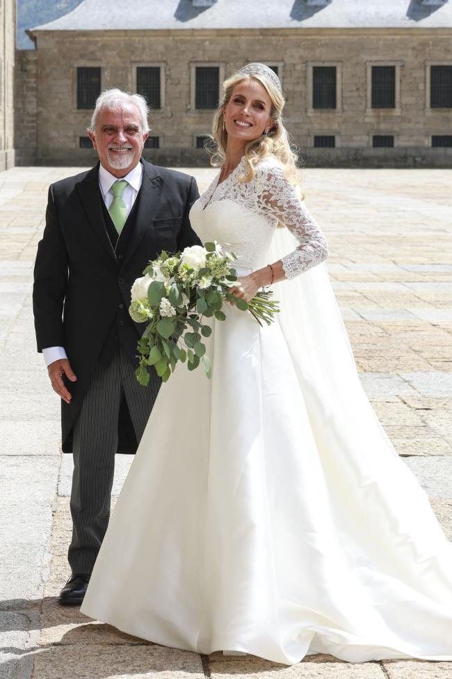 Angie a terminé son look de mariage avec des bijoux en diamant.
