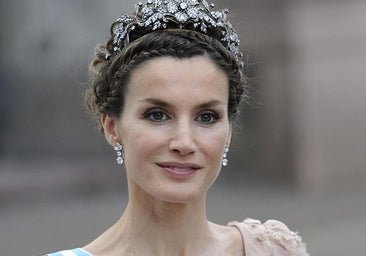 Une erreur de protocole et de critique de la presse européenne: le look invité de la reine Letizia lors du mariage de Victoria de Suède
