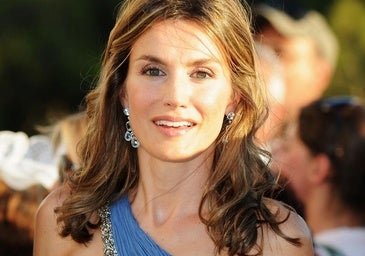 La reine du jour Letizia a triomphé lors d'un mariage avec une robe invitée de style grec