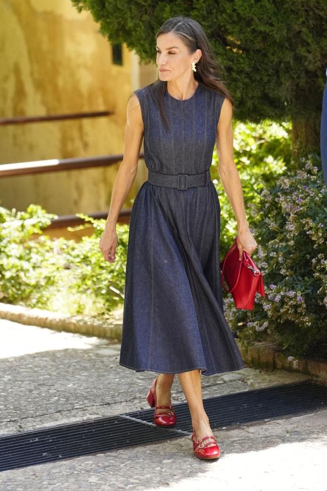 Queen Letizia avec des chaussures rouges de Sunzane.