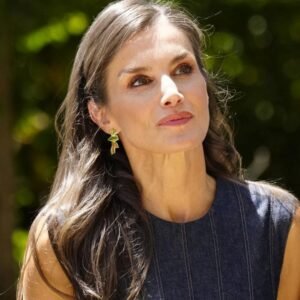 La reine Letizia balaye Barcelone en cours de chaussures rouges: elle a donc combiné sa robe en jean par Carolina Herrera