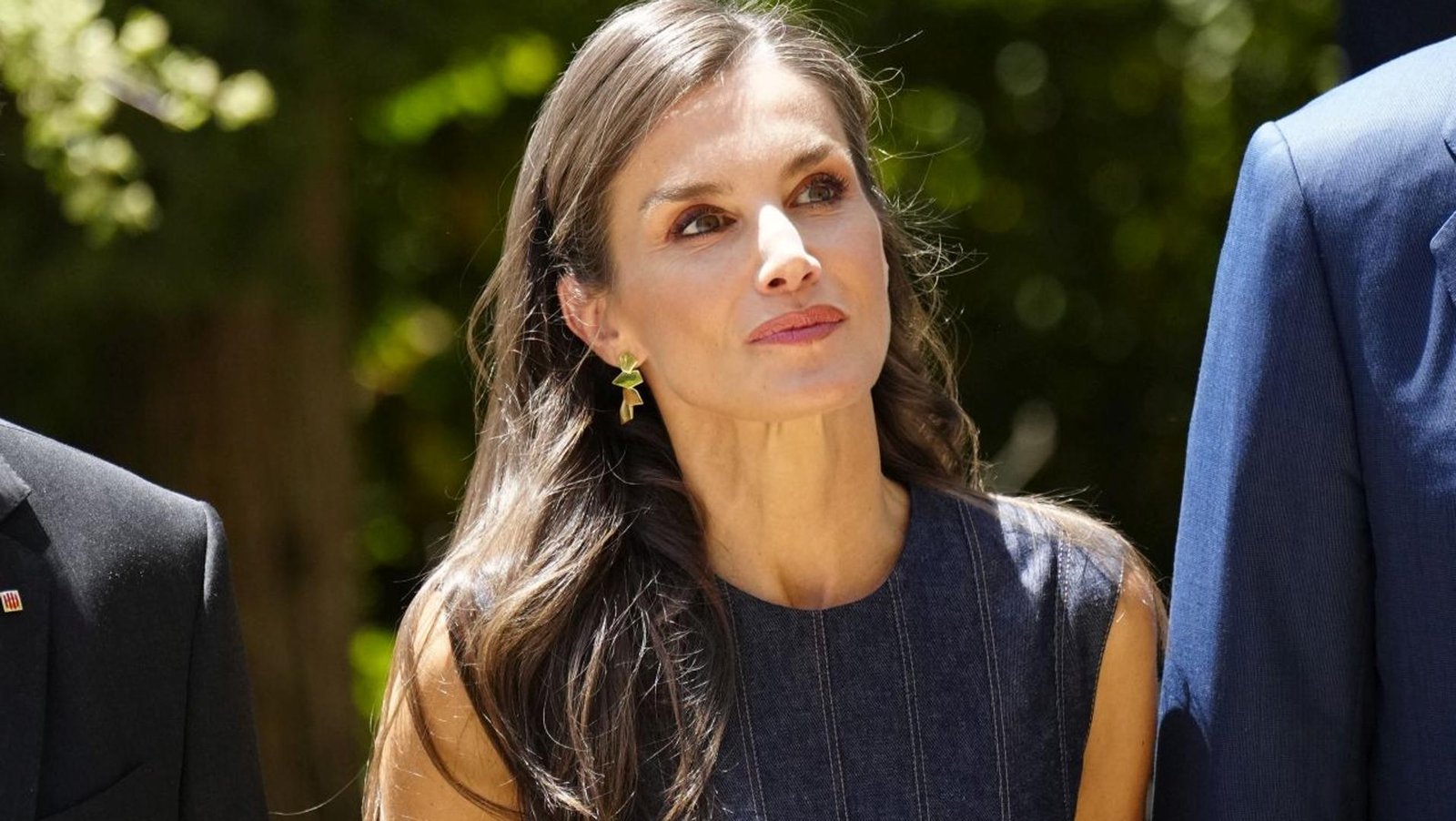 La reine Letizia balaye Barcelone en cours de chaussures rouges: elle a donc combiné sa robe en jean par Carolina Herrera