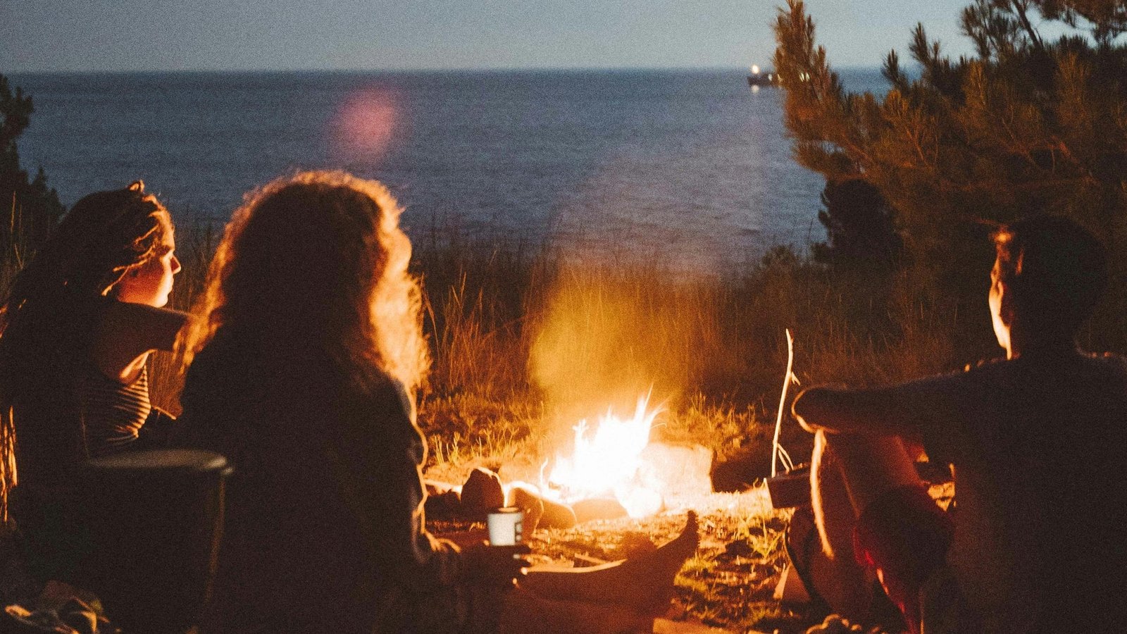 Rituels de la nuit de San Juan pour attirer la bonne chance: brûler les souhaits, laver le visage avec des herbes magiques et des pommes de terre sous l'oreiller