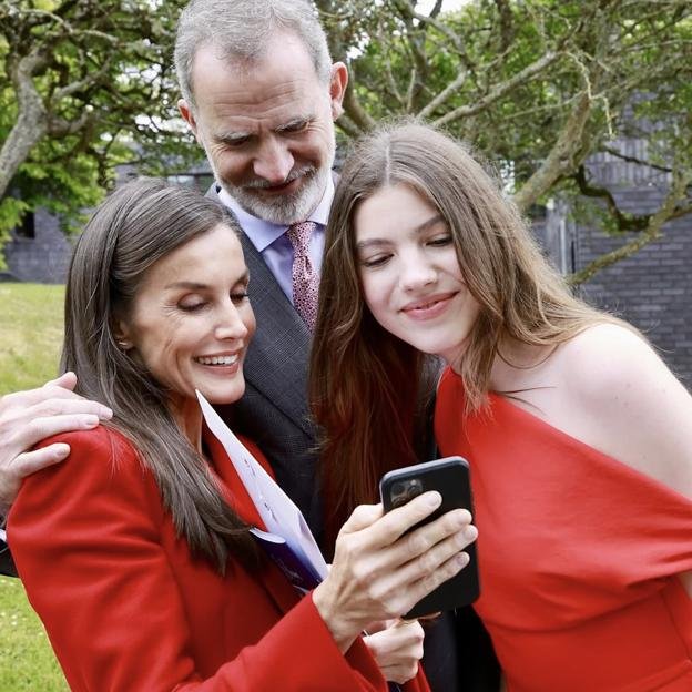 Surprises inconfortables et erreurs étranges dans la remise des diplômes du nourrisson Sofia: la robe controversée de Letizia et la raison virale de la vidéo surprise de Leonor