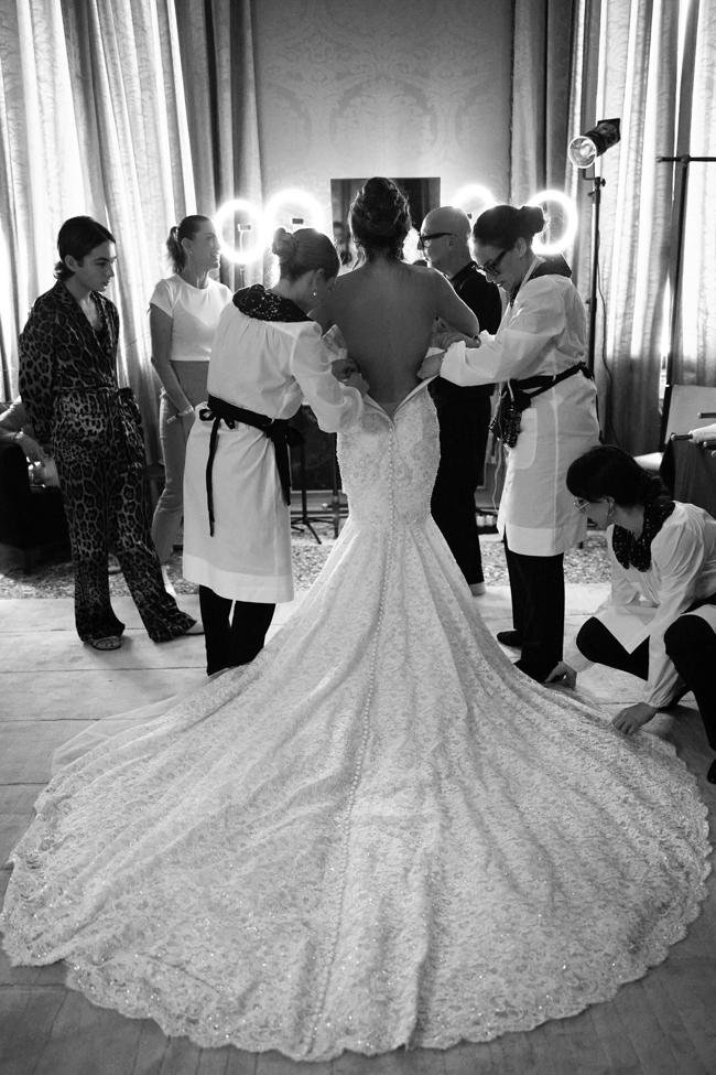 Lauren Sanchez essaie la robe de mariée.