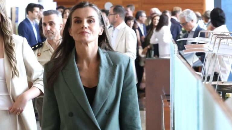 La reine Letizia réapparaît à Girona avec le costume de mangue parfait et son nouvel accessoire préféré
