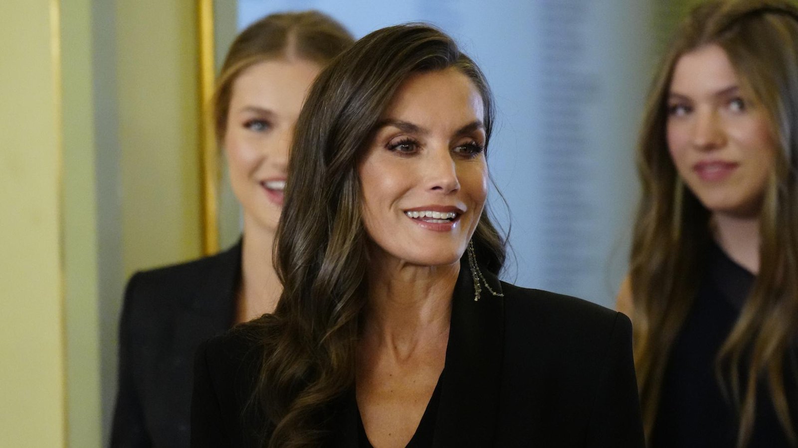 Letizia, beau et caché à Barcelone: l'explication du look le plus solennel qui a pris en 2025