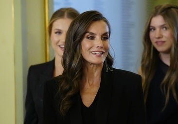 Letizia, belle, se cache derrière un costume noir à Barcelone: les raisons du look le plus solennel qui a pris en 2025