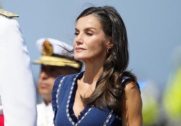Letizia présente la robe de Vogana en détail des dépliants que Tipazo fait une journée spéciale pour Leonor