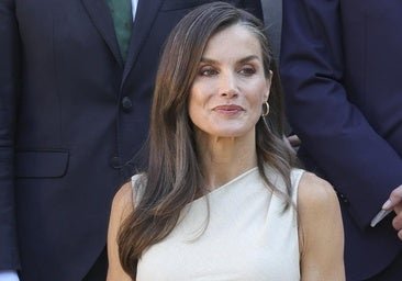 Letizia sauve sa robe de mangue la plus intemporelle: enthallado, avec un décolleté asymétrique et très flatteur