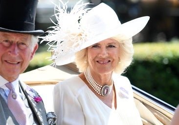 Pourquoi cet ensemble spectaculaire de Rosas Topacios est le bijou préféré de la reine Camilla