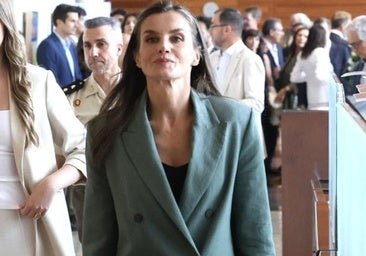 La reine Letizia réapparaît à Girona avec le costume de mangue parfait et son nouvel accessoire préféré