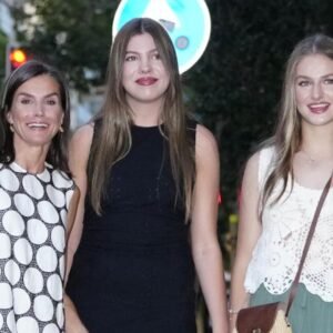 La surprise de la reine Letizia à Majorque: va au cinéma avec une robe de Carolina Herrera Fluido et des sandales grecques