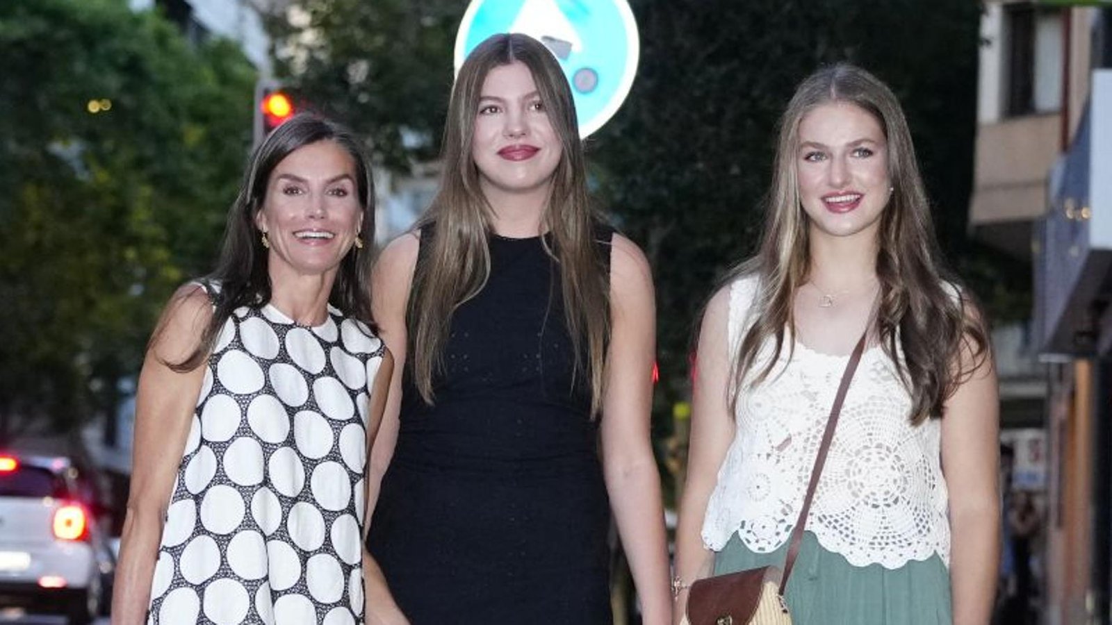 La surprise de la reine Letizia à Majorque: va au cinéma avec une robe de Carolina Herrera Fluido et des sandales grecques