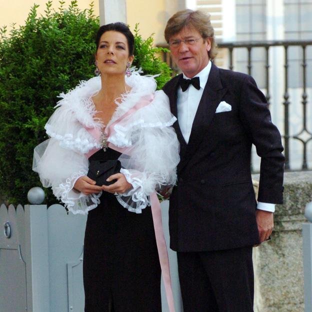 Pourquoi le mariage de Carolina de Monaco et Ernesto de Hanovre a été ébloui et précipité: pas de robe de mariée et avec des rumeurs de grossesse