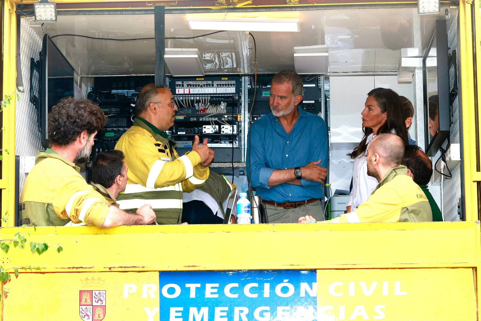 Los Reyes Felipe et Letizia, dans le poste de commandement situé dans la maison du Lake Park à Sanabria, discutant avec la protection civile.