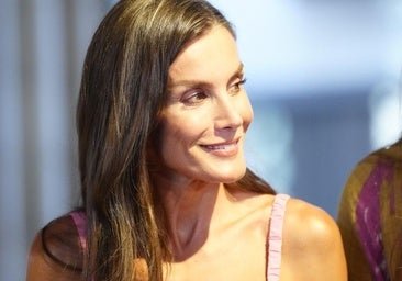 Queen Letizia dit au revoir à Majorque avec une nouvelle robe rose et ses espadrilles plats préférés