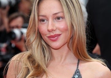 Si vous allez changer votre look cet automne, faites la frange droite de l'exposant STER: c'est la coupe de cheveux à balayer