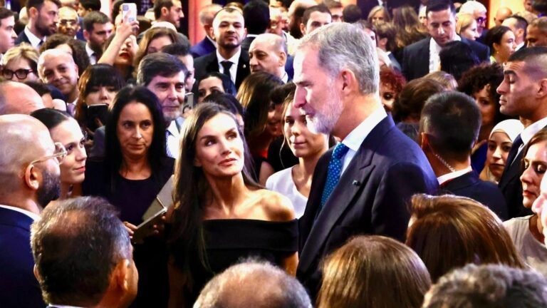 Letizia, spectaculaire avec une robe en décolleté de Bardot en Égypte