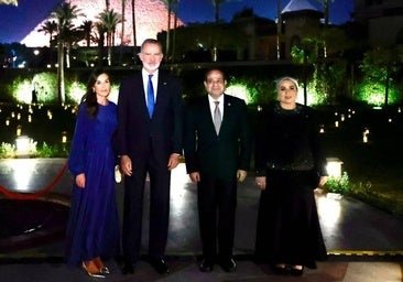 Le regard surprise de la reine Letizia en Égypte: Visite de nuit Las Pyramides avec une robe bleue flatteuse