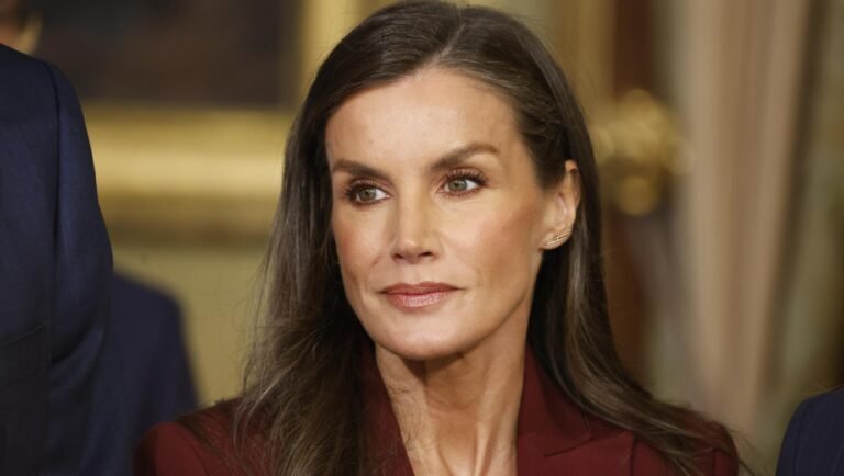 L’aspect Made in Espagne de la reine Letizia à Navarra: costume que fait Tipazo