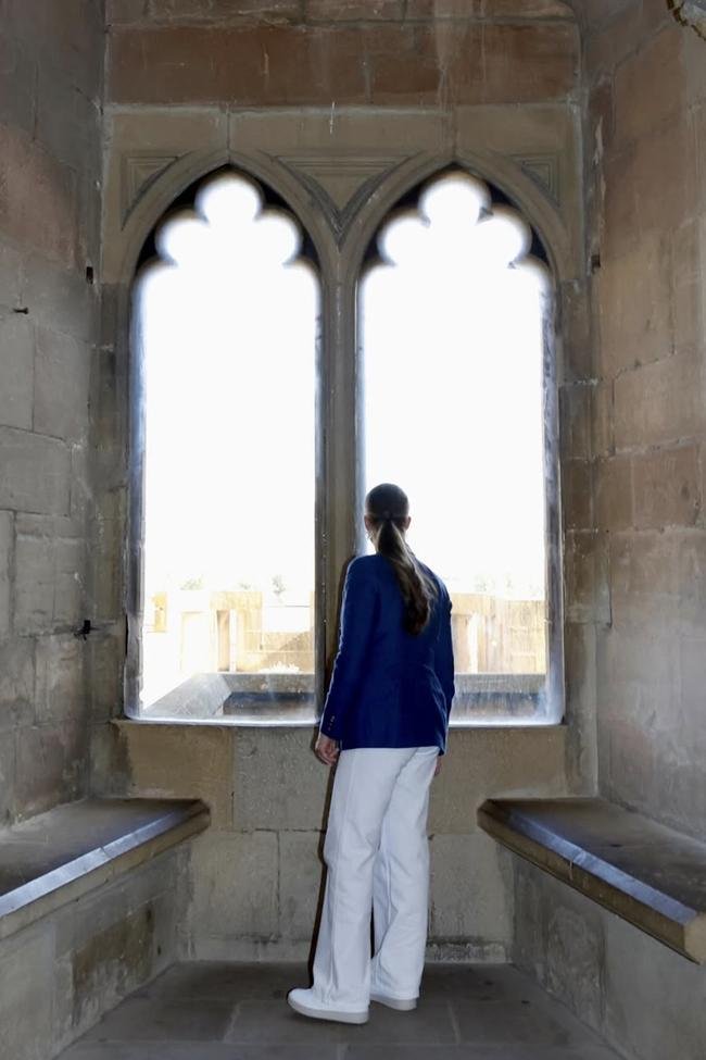 La princesse Leonor entra à l'intérieur du château d'Olite.