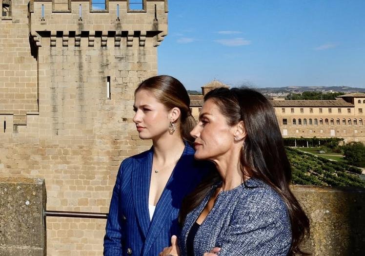 La reine Letizia et la princesse Leonor, attentive aux explications du guide sur le palais royal d'Olite.