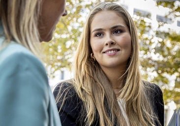Le plus adulte d'Amalia aux Pays-Bas de New York: un costume préféré à deux pièces et des chaussures à talons confortables